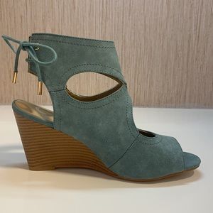 🚺 Women’s Wedge summer shoe in size 9 NWT- man made materials. Blue